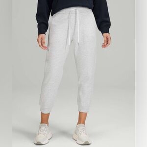 Lululemon Scuba High-Rise Cropped Jogger
Heathered Core Ultra Light Grey size 10